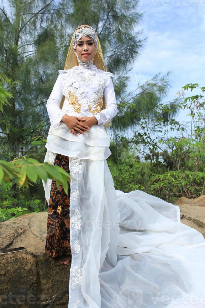 enfoque selectivo de las mujeres que llevan un vestido de novia típico de java, indonesia foto