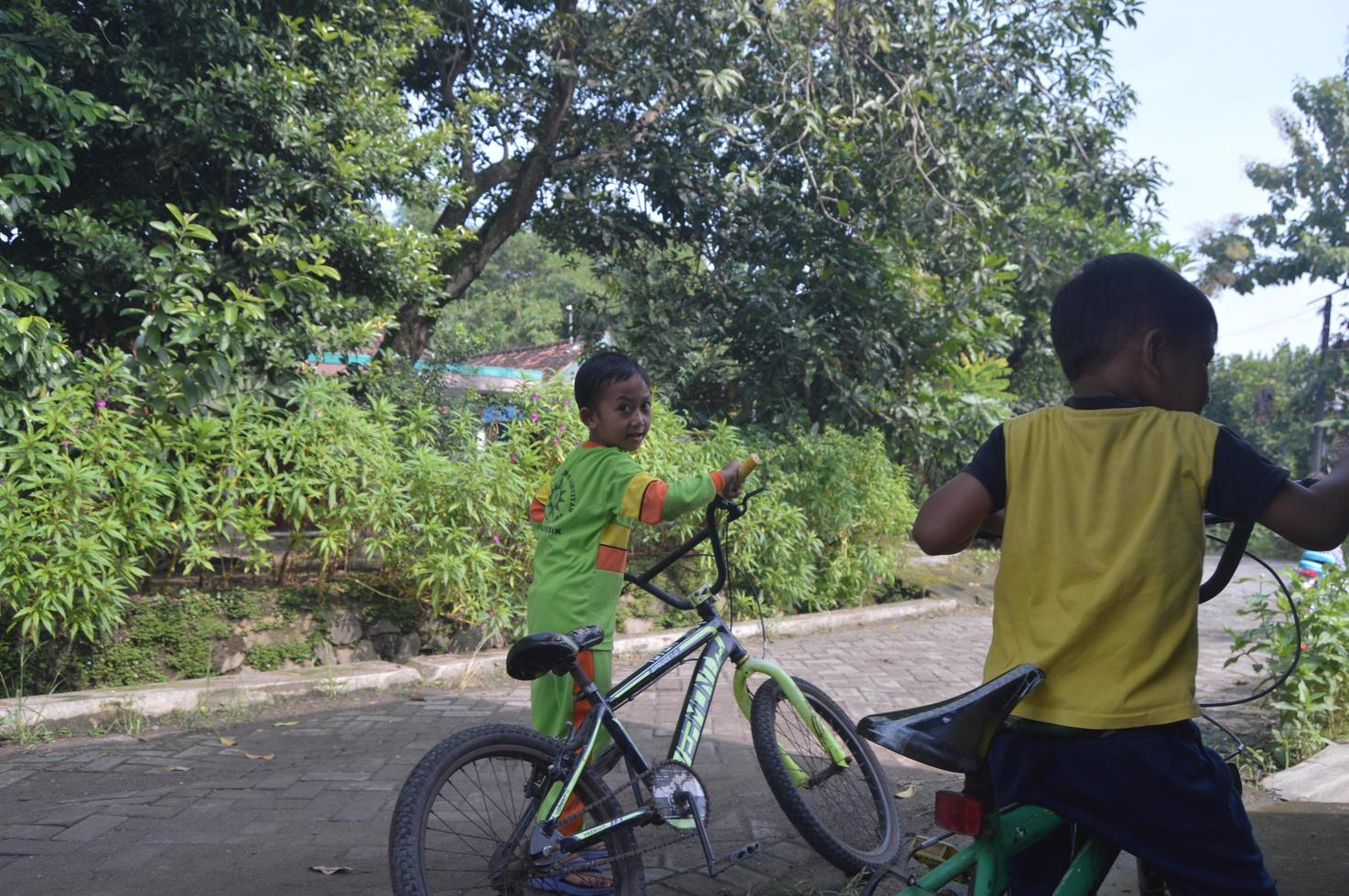 gresik, indonesia, maret 2022 - el estado del pueblo por la mañana con un retrato de un niño pequeño jugando foto