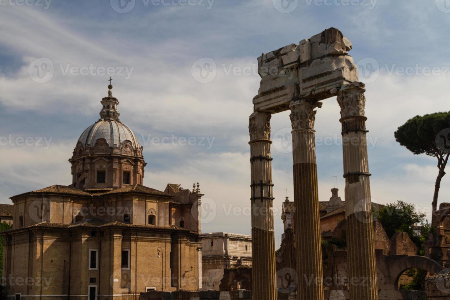 ruinas de edificios y columnas antiguas en roma, italia foto