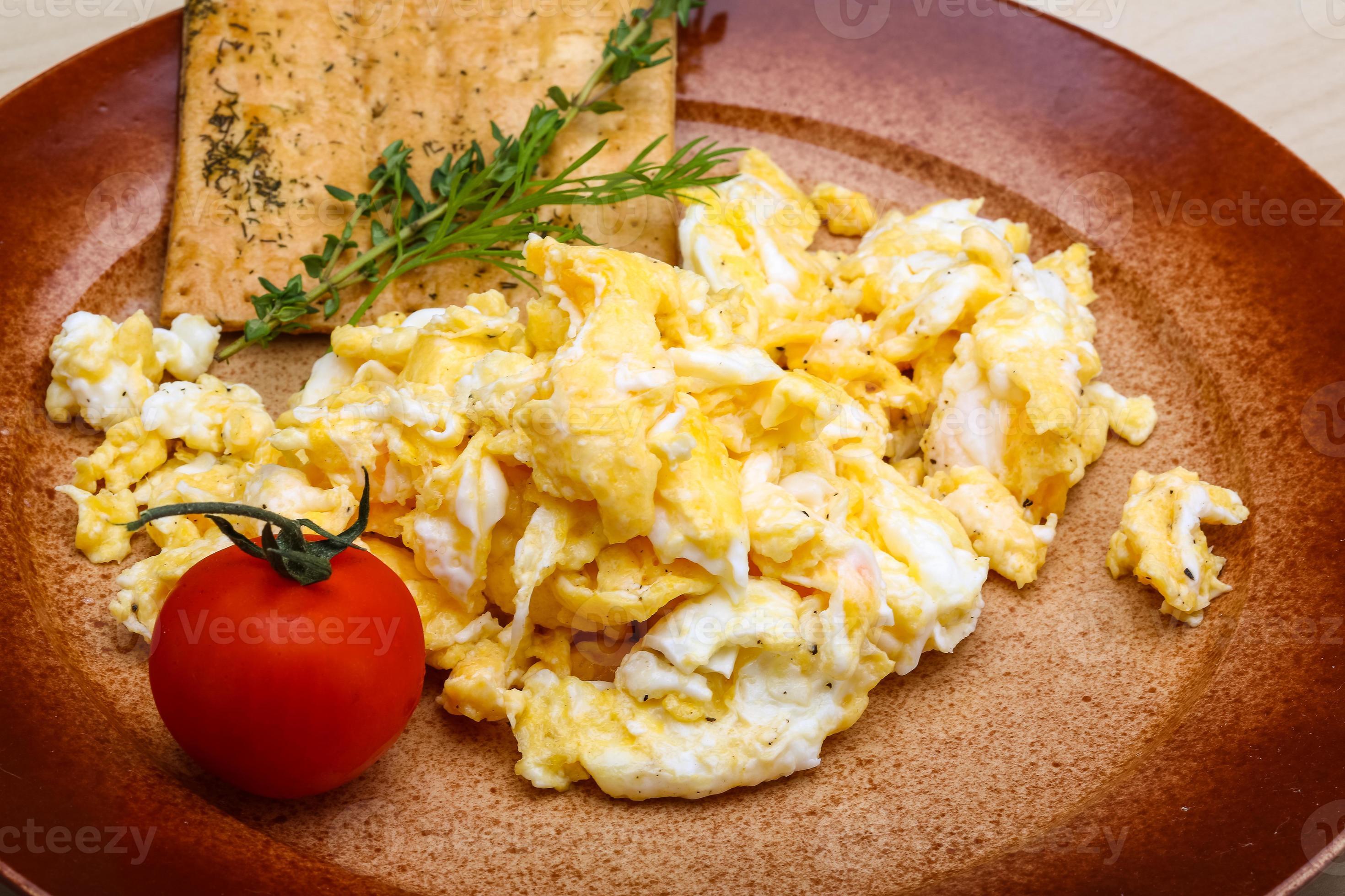 Scrambled eggs with tomato 8466345 Stock Photo at Vecteezy