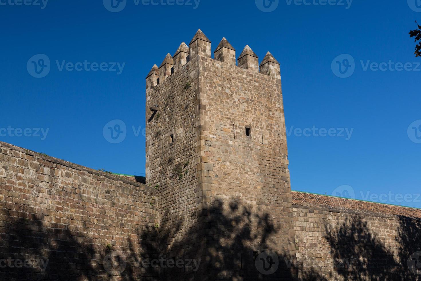 antigua muralla y torre de la ciudad de barcelona foto