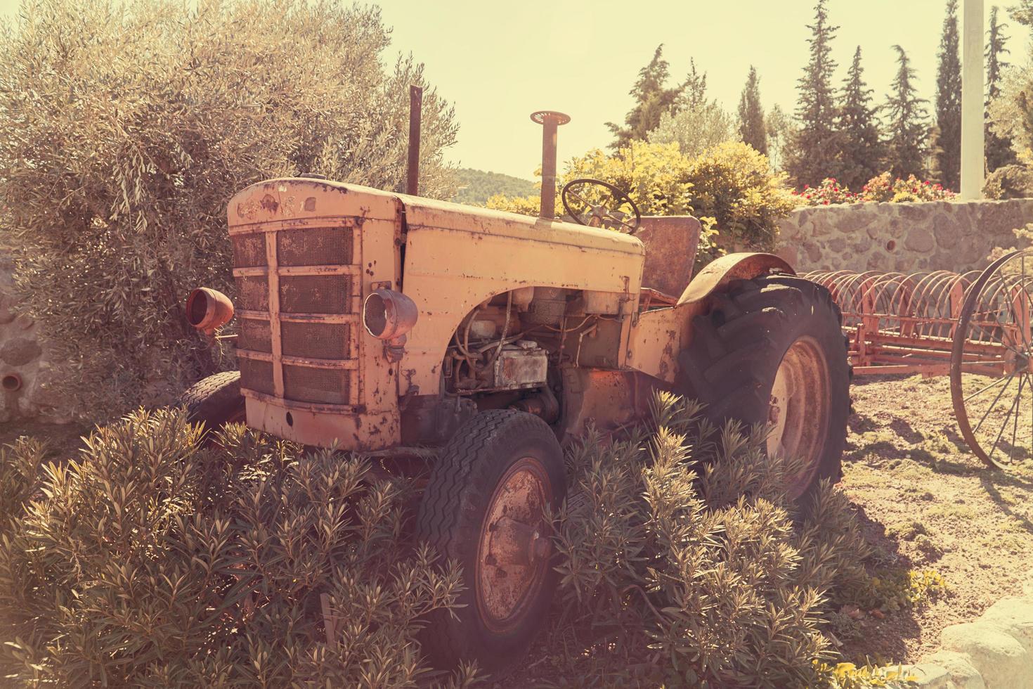 viejo tractor vintage en la granja foto