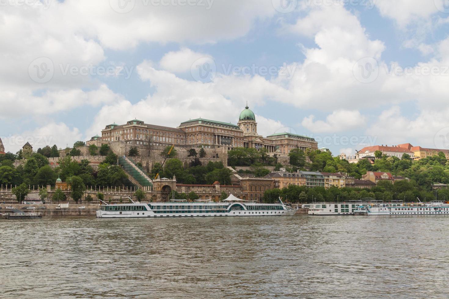 histórico palacio real en budapest foto