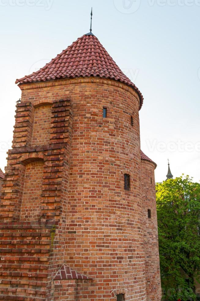 lugares de interés de polonia. casco antiguo de varsovia con barbacana renacentista foto