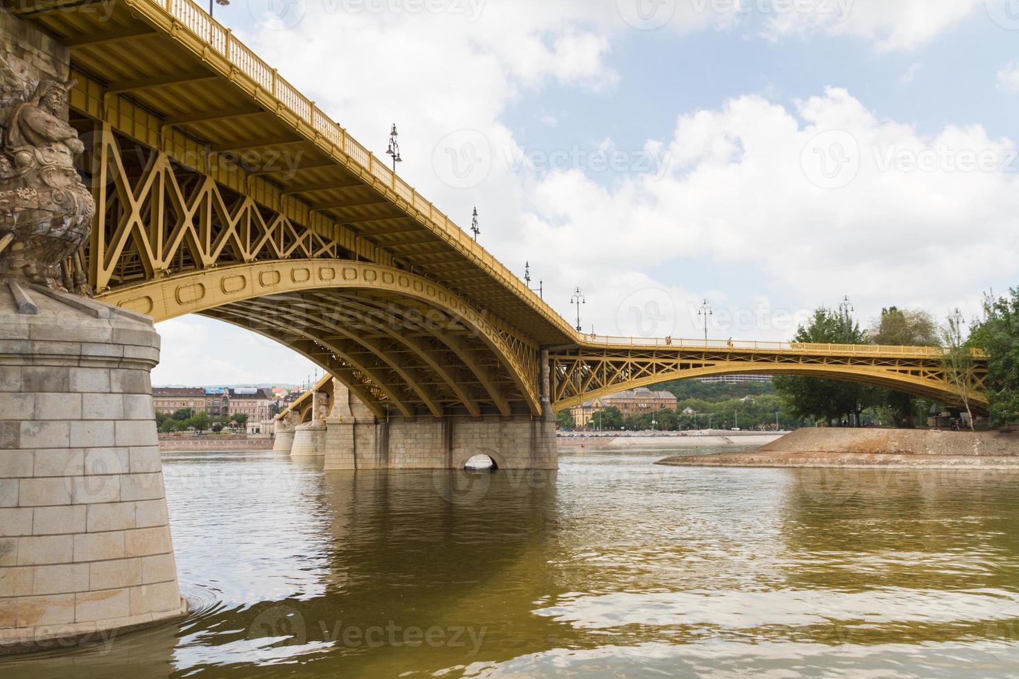 vista panorámica del puente margit recientemente renovado en budapest. foto