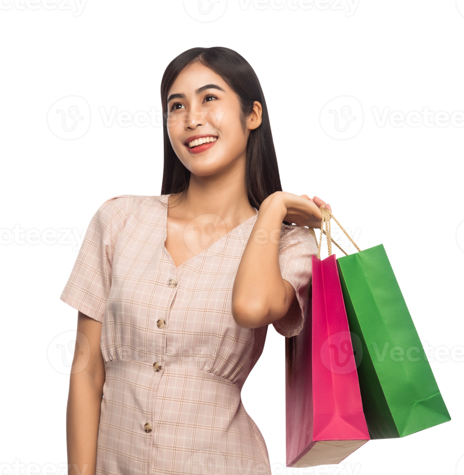 hermosa joven asiática con bolsas de compras, archivo png