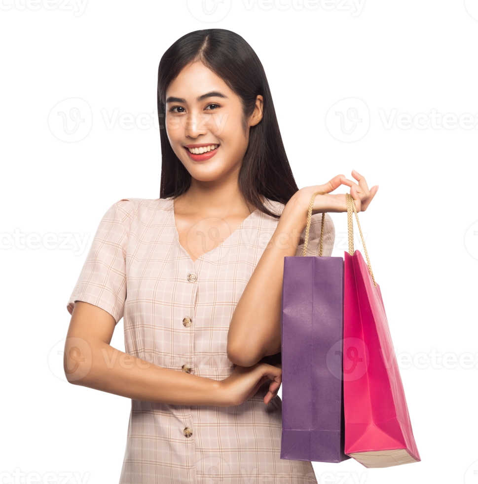 hermosa joven asiática con bolsas de compras, archivo png