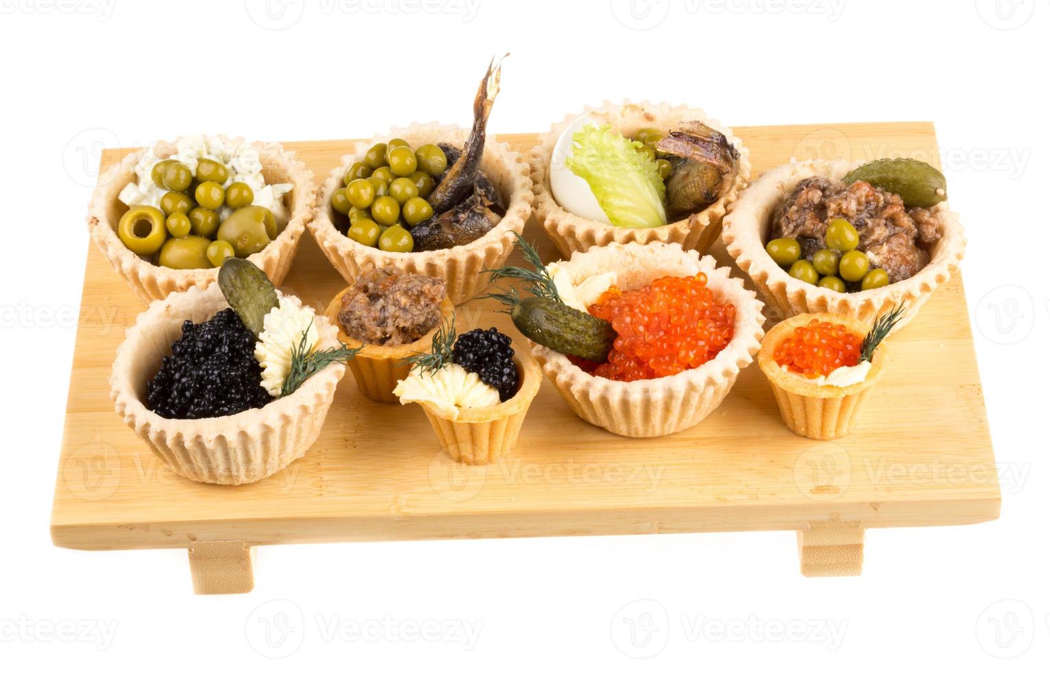 varios bocadillos en plato en mesa de banquete foto