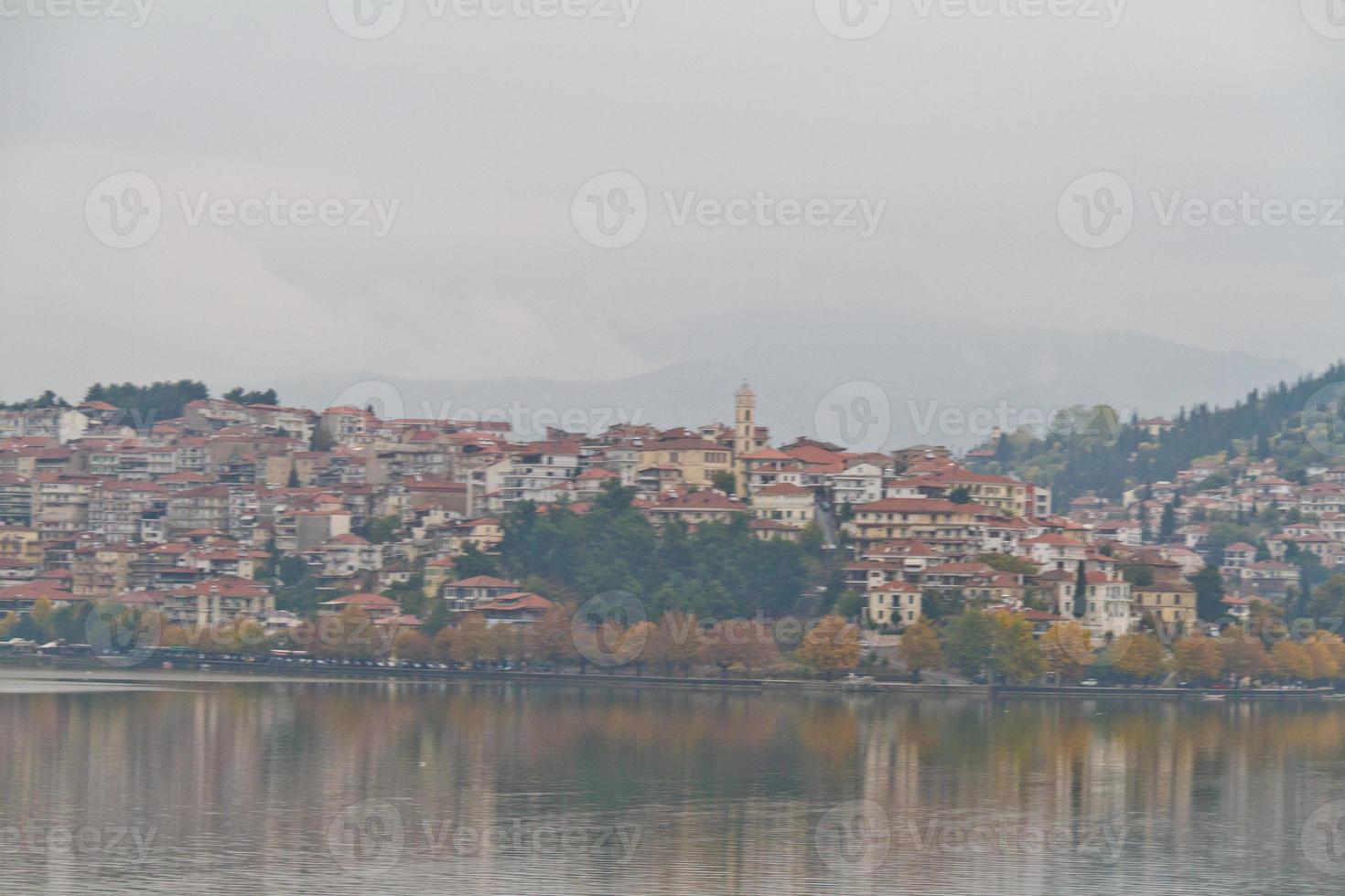 ciudad antigua tradicional de kastoria junto al lago en grecia foto