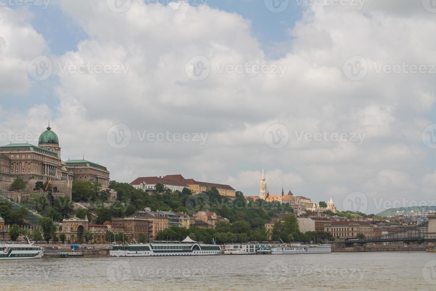 vista de puntos de referencia en budapest foto