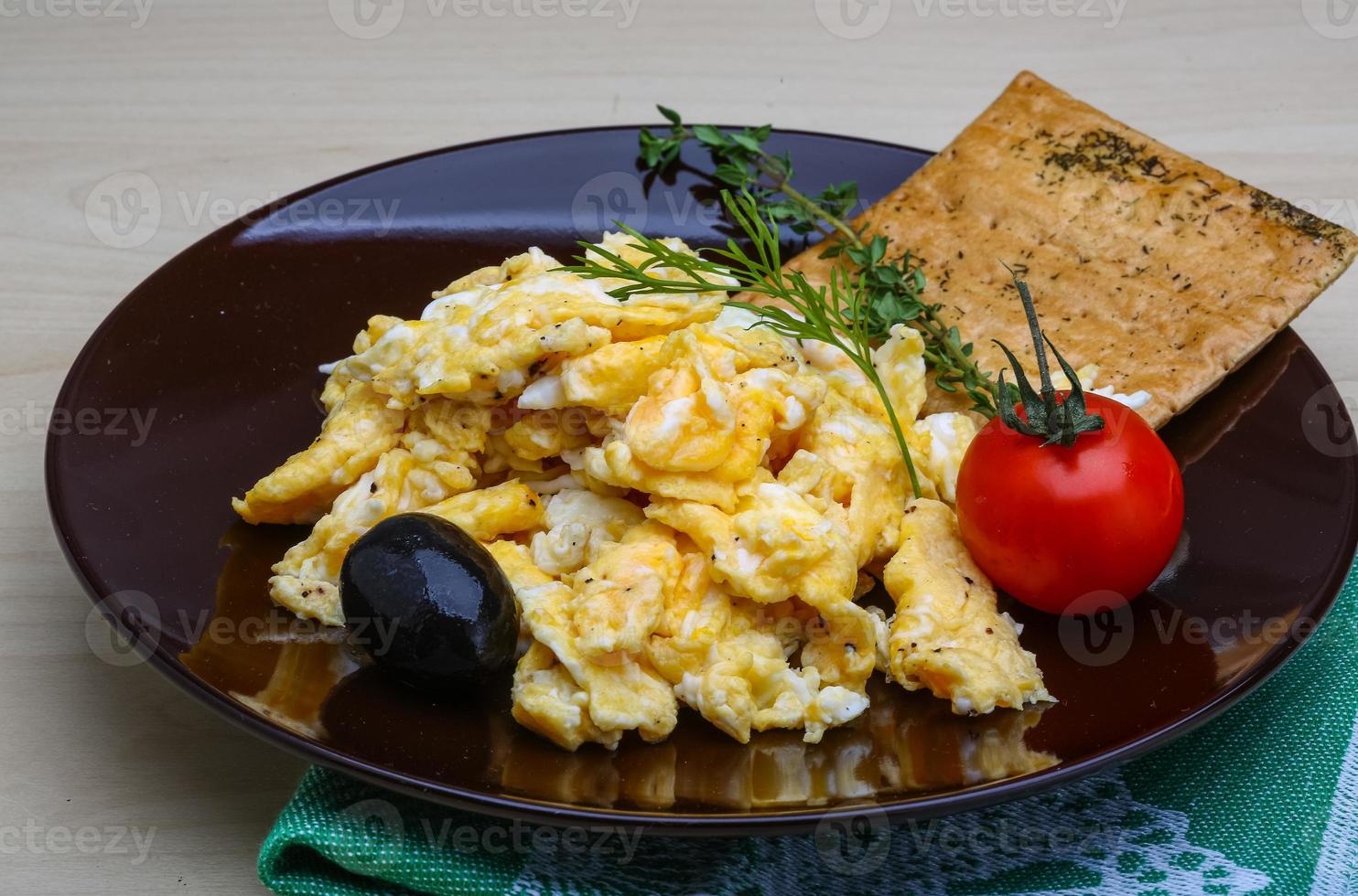 Scrambled eggs with tomato 8477993 Stock Photo at Vecteezy