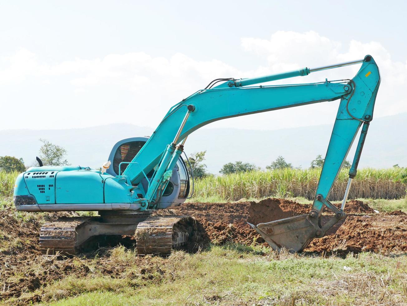 Excavadora cargadora de ruedas y basculante volquete. foto