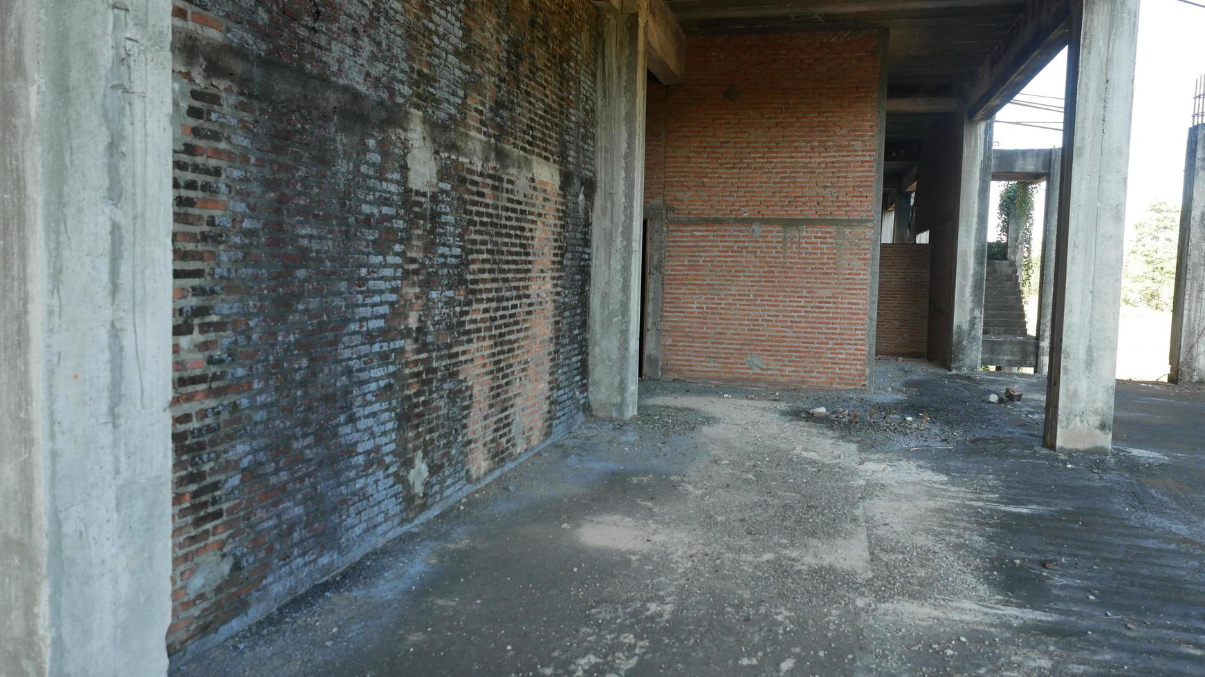 un edificio abandonado debido a una construcción fallida. foto