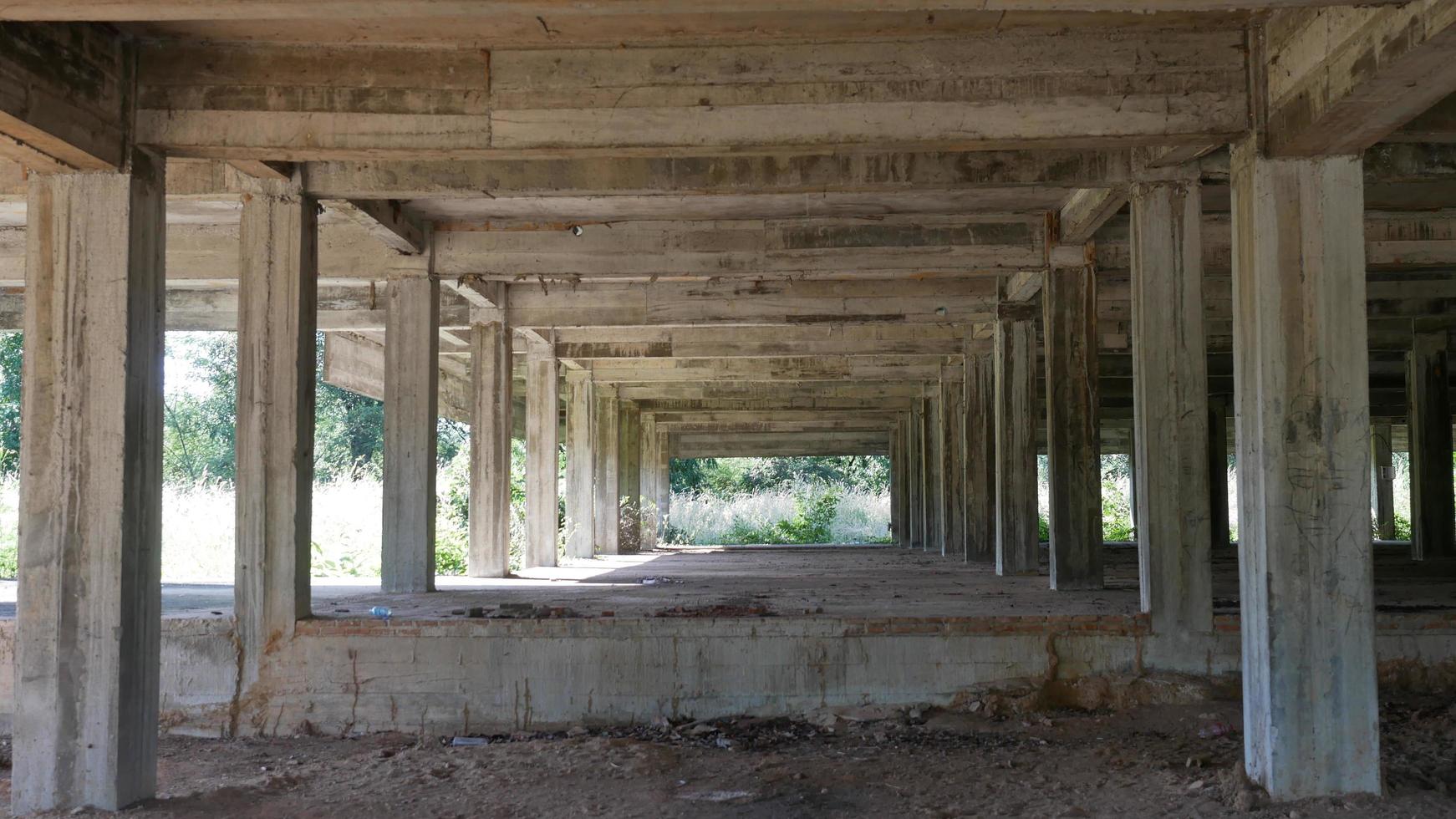 un edificio abandonado debido a una construcción fallida. foto