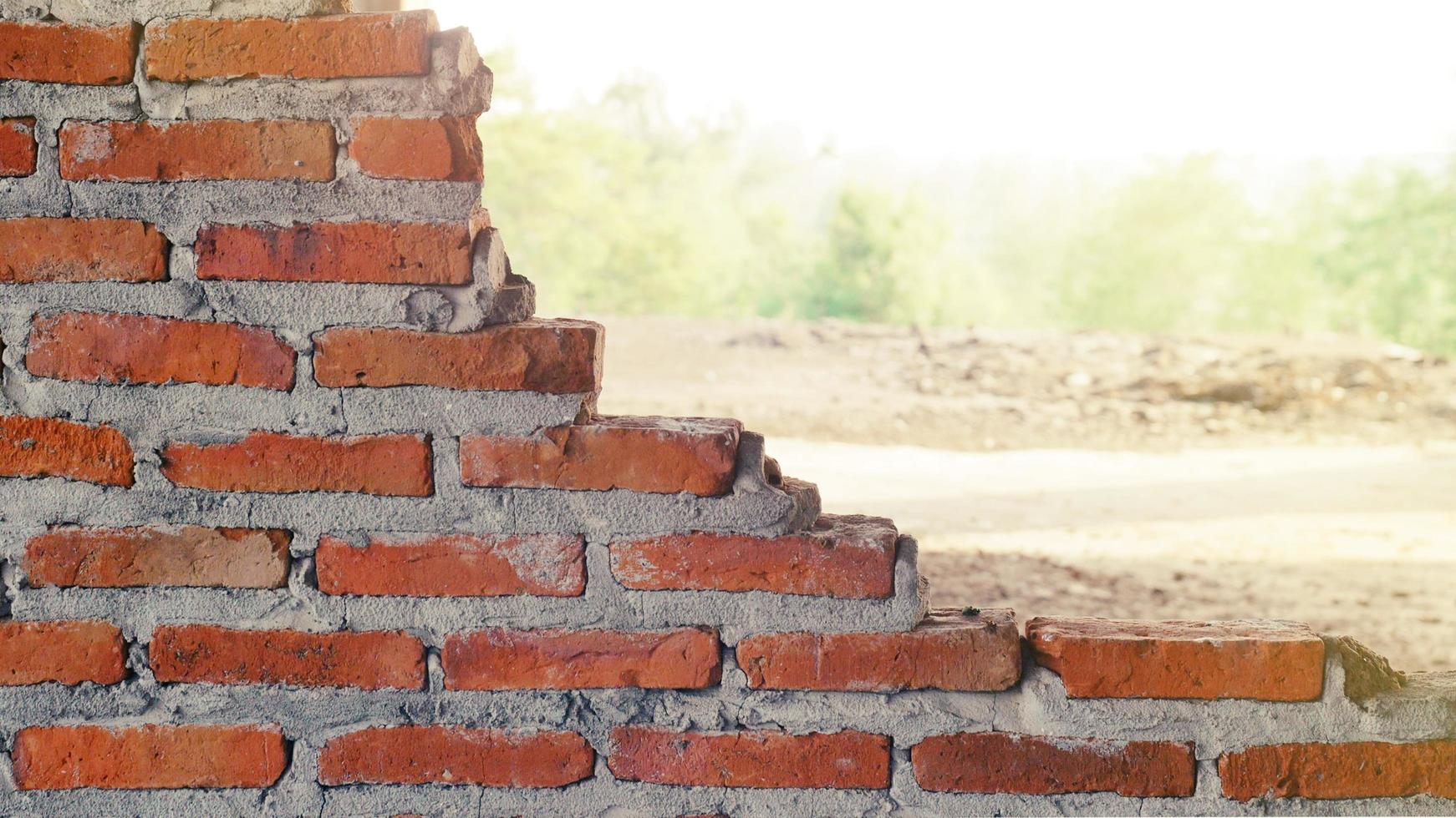 sitio de construcción no convencional la albañilería fue descuidada, irresponsable, no progresando, solo a medio terminar. algunas partes, las paredes tenían superficies rugosas. foto