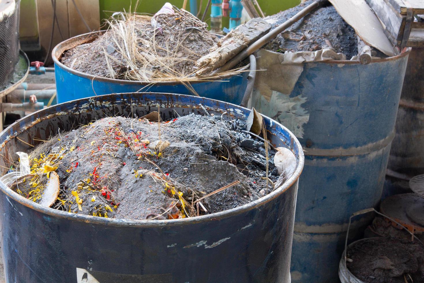 restos de basura desechados en la papelera de hierro, enfoque selectivo foto