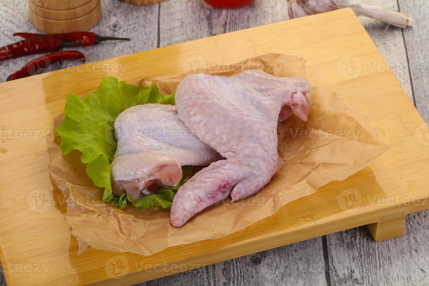 alitas de pollo crudas foto
