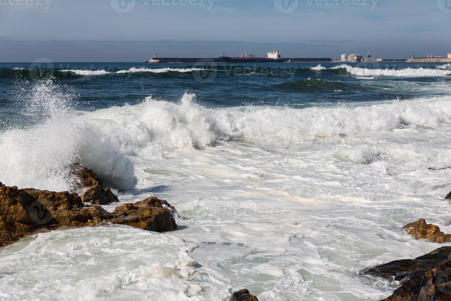 olas rompiendo en la costa portuguesa foto