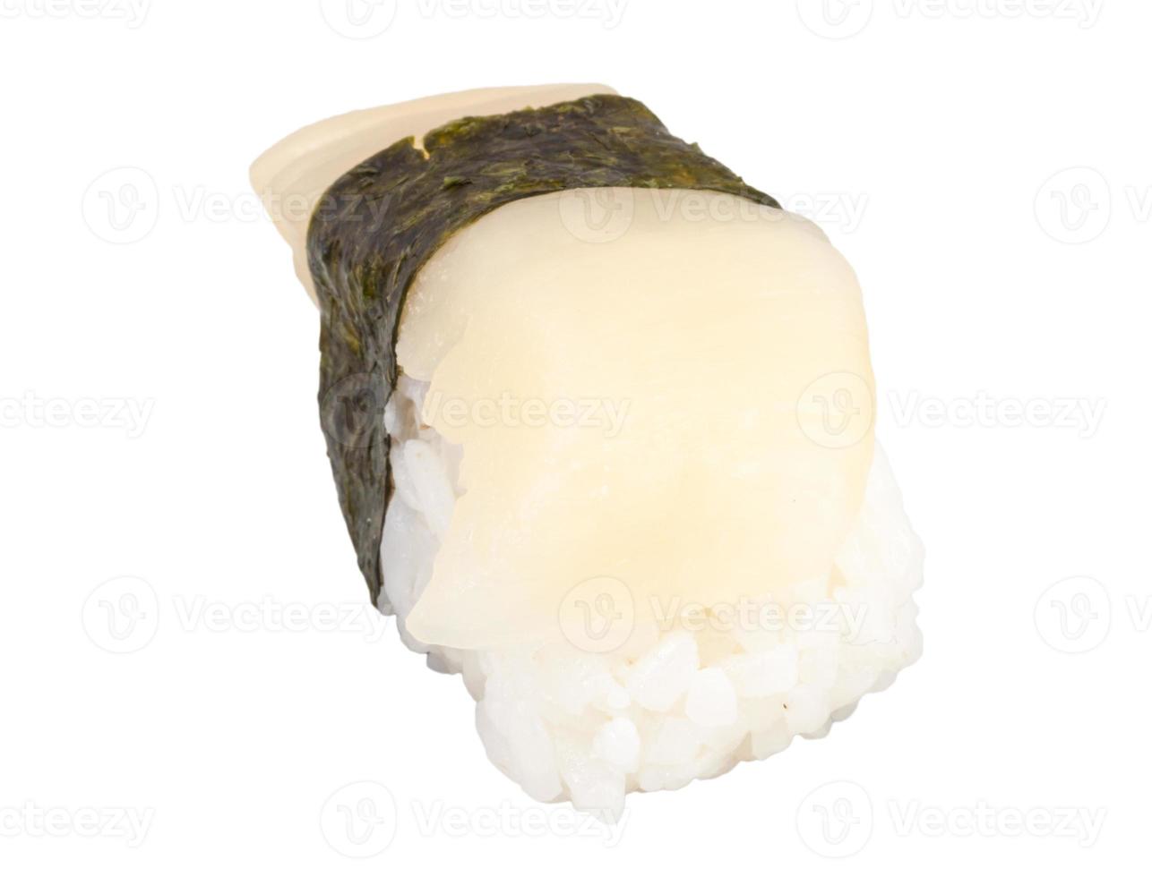 Hotate de sushi con una rodaja de vieira aislado sobre fondo blanco. foto