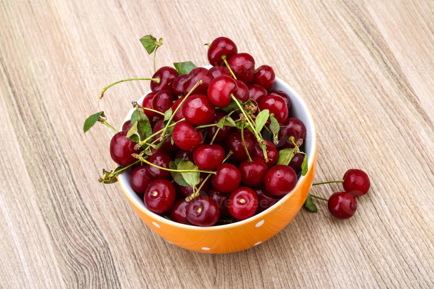 cereza en el cuenco foto