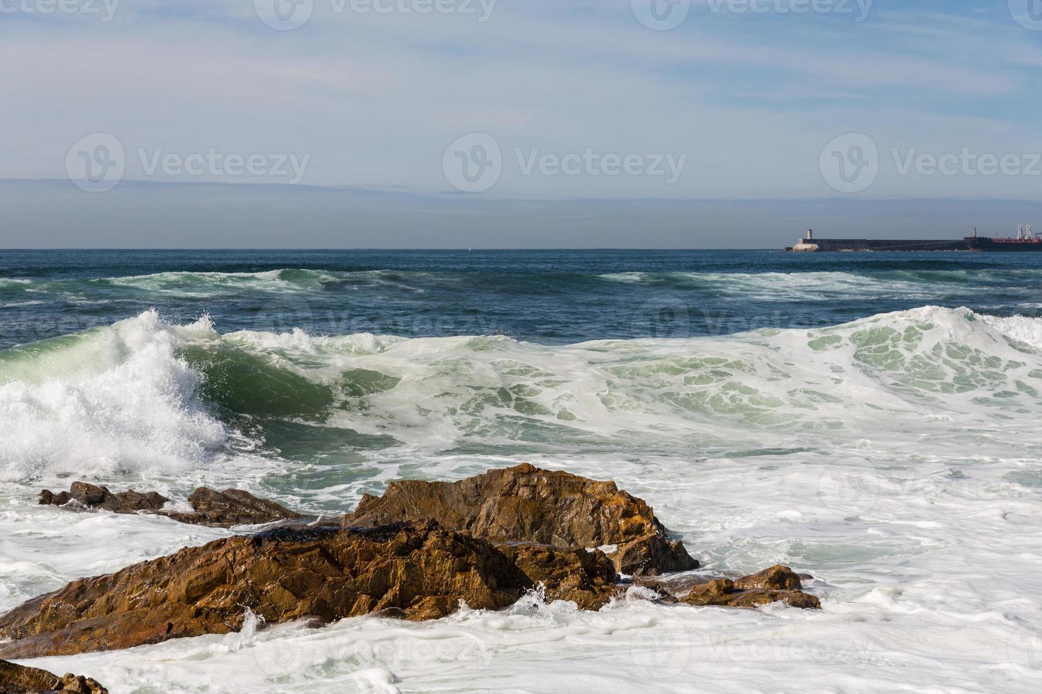 olas rompiendo en la costa portuguesa foto