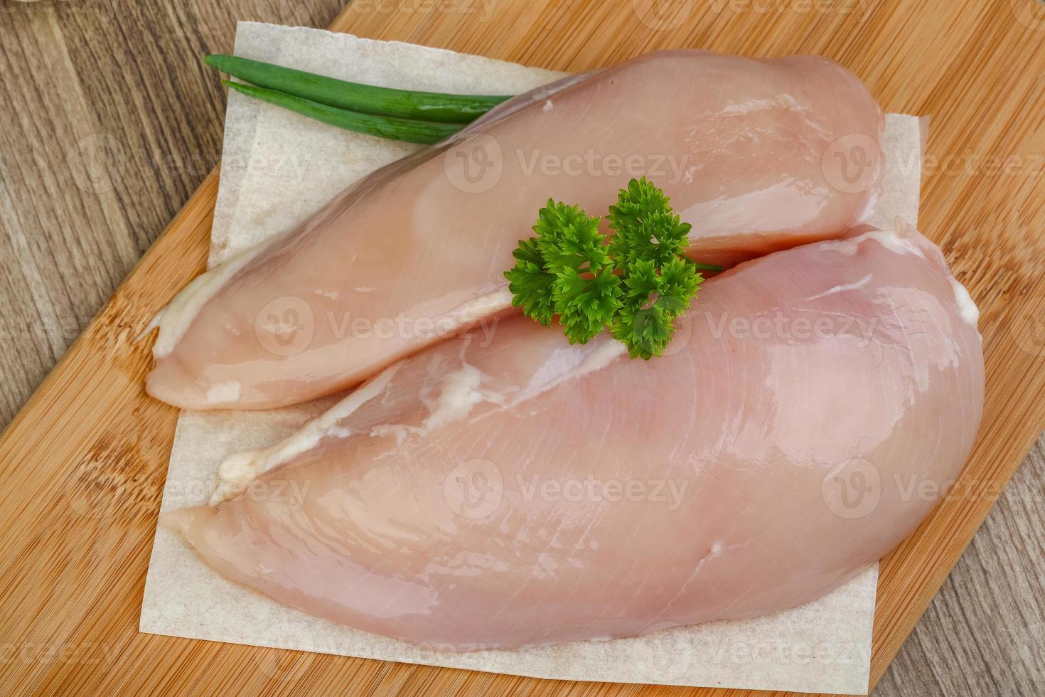 pechuga de pollo cruda foto