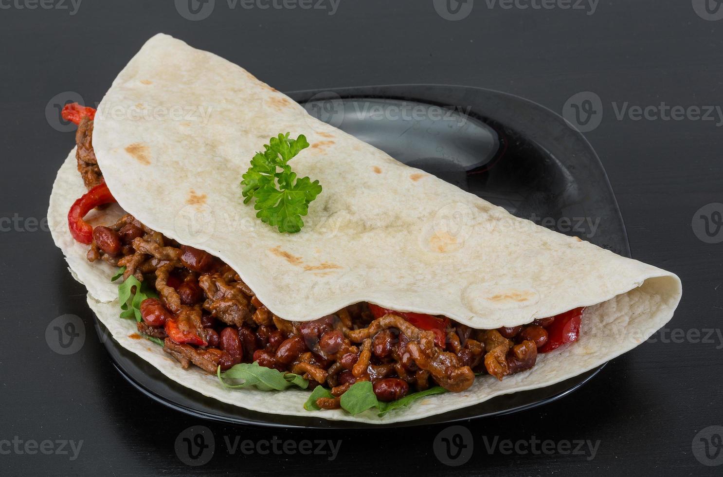 burrito con carne picada y frijoles foto