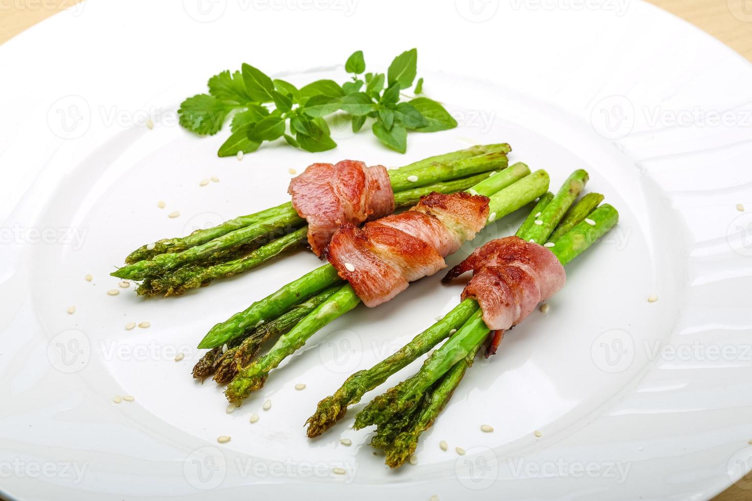 Grilled asparagus with bacon photo