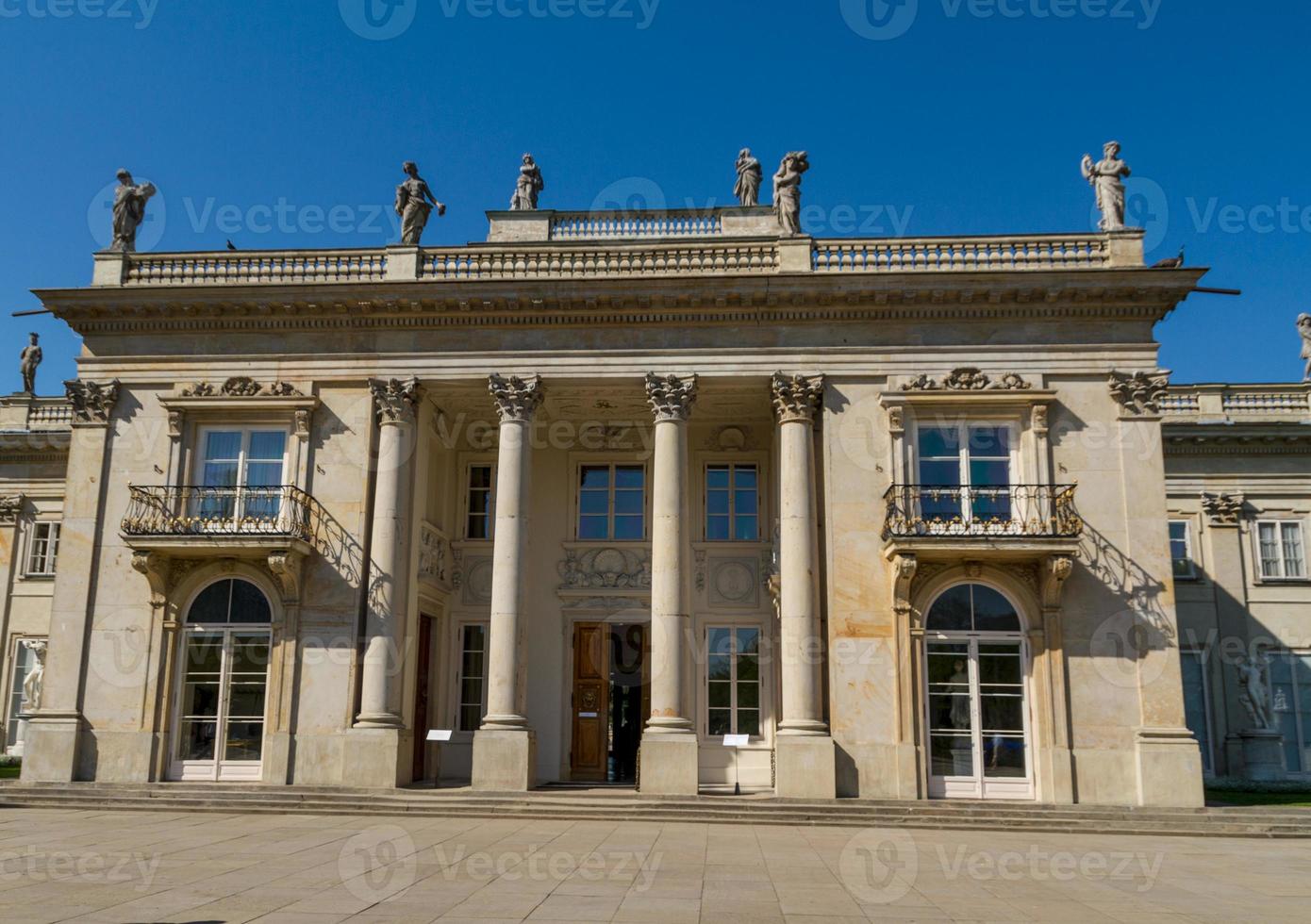 el palacio lazienki en el parque lazienki, varsovia. lazienki krolewskie. foto