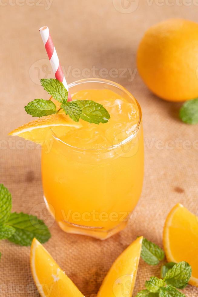 jugo de naranja fresco en vaso con menta, frutas frescas. enfoque selectivo. foto