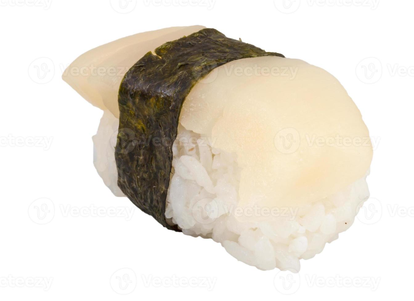 Hotate de sushi con una rodaja de vieira aislado sobre fondo blanco. foto