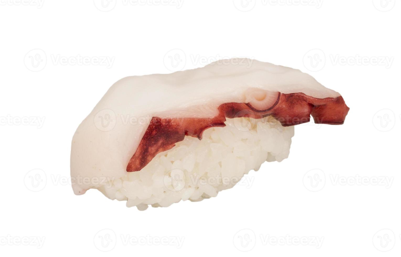 sushi japonés con pulpo de carne sobre un fondo blanco foto