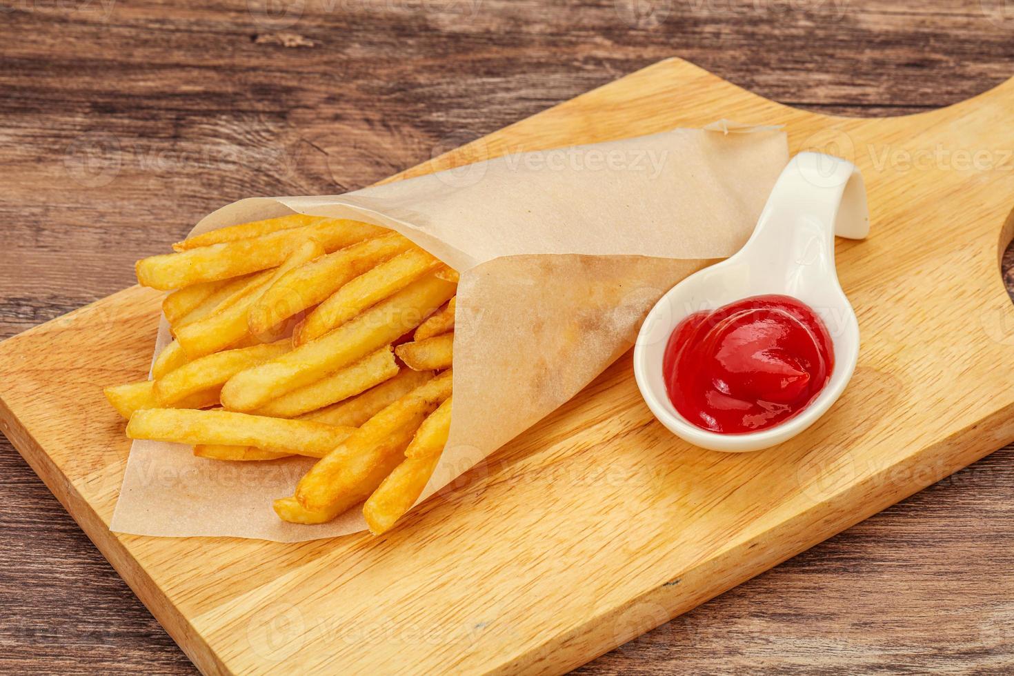 patatas fritas con salsa de tomate foto