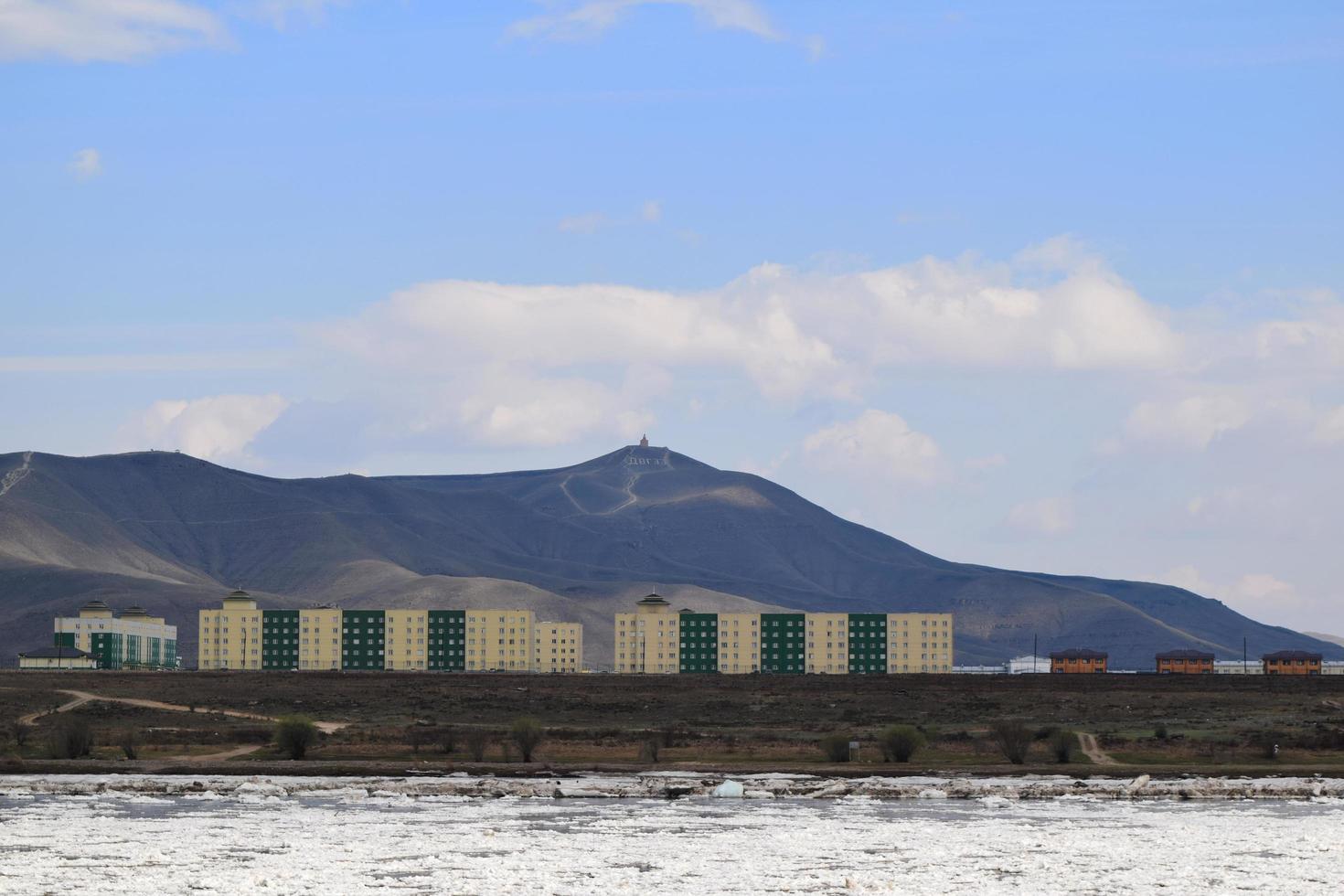 deriva de hielo en el río yenisei en la ciudad de kyzyl en siberia oriental foto