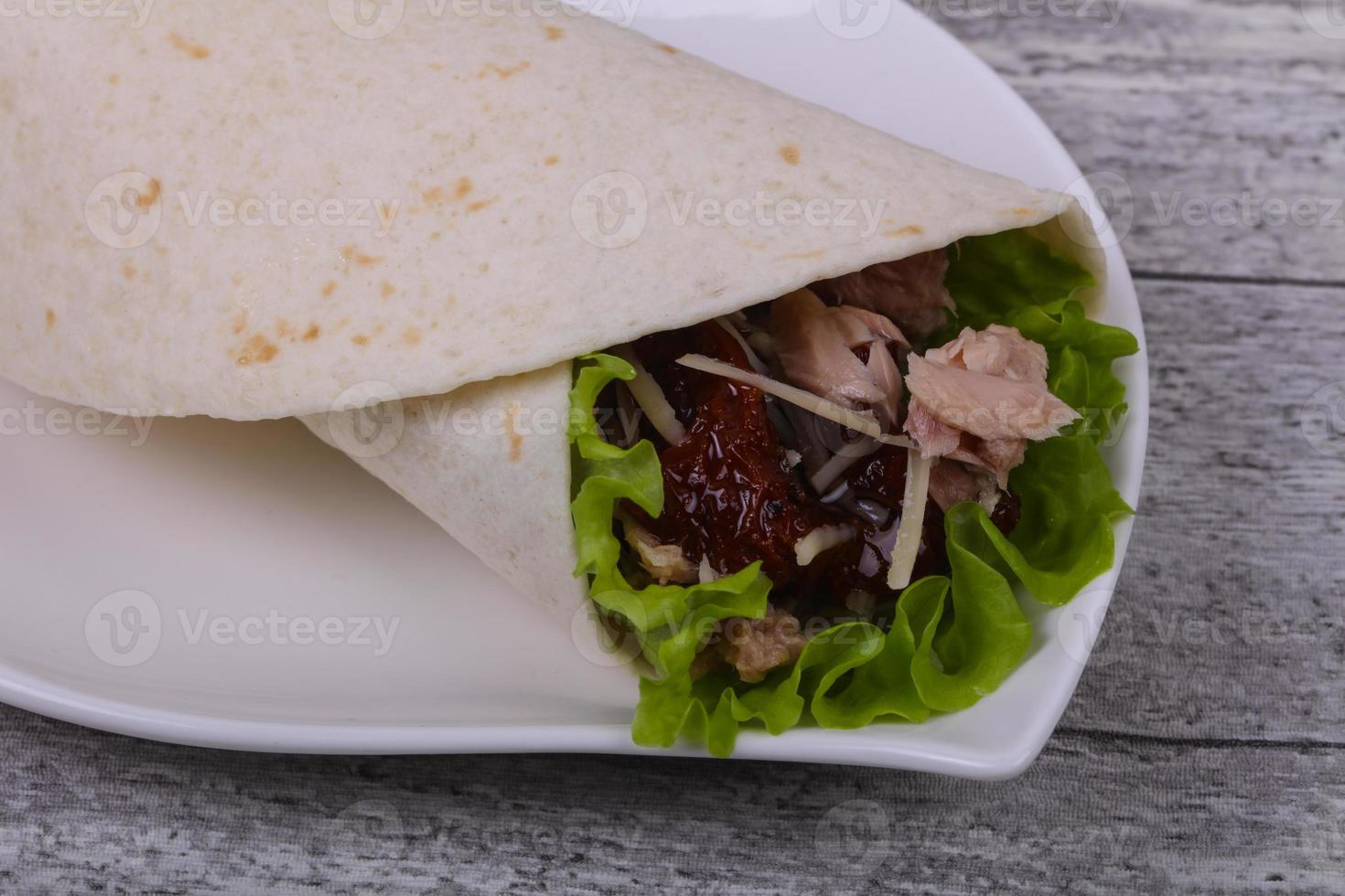 tortilla con atún, ensalada y tomate seco foto