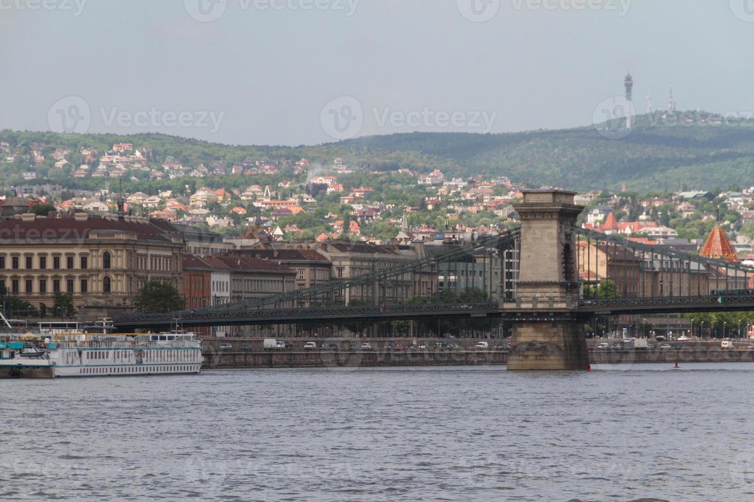 panorama de la ciudad de budapest con el río danubio foto