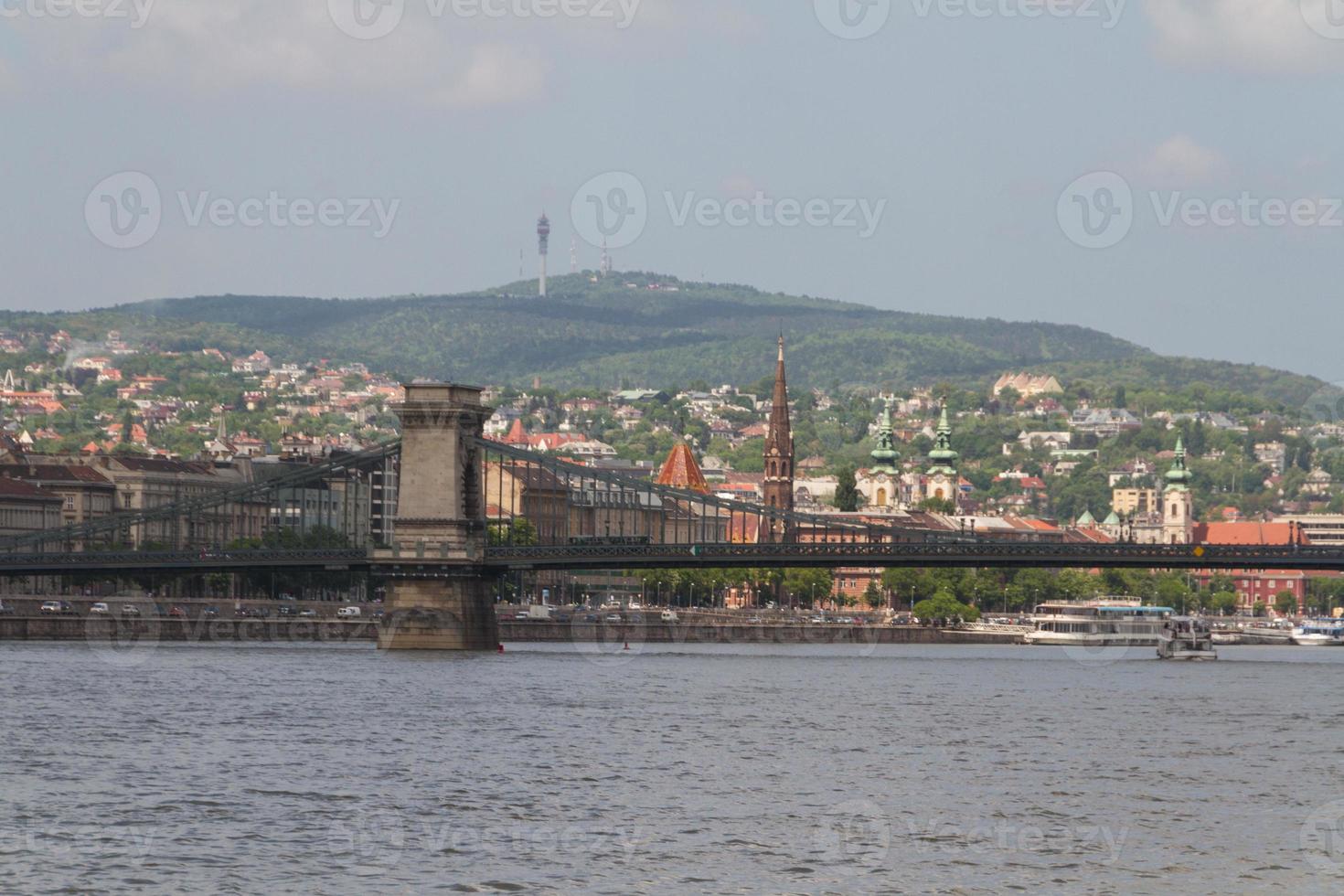 panorama de la ciudad de budapest con el río danubio foto