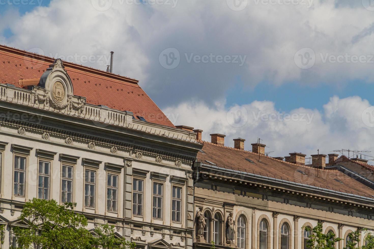 edificios típicos del siglo XIX en el distrito del castillo de buda de budapest foto