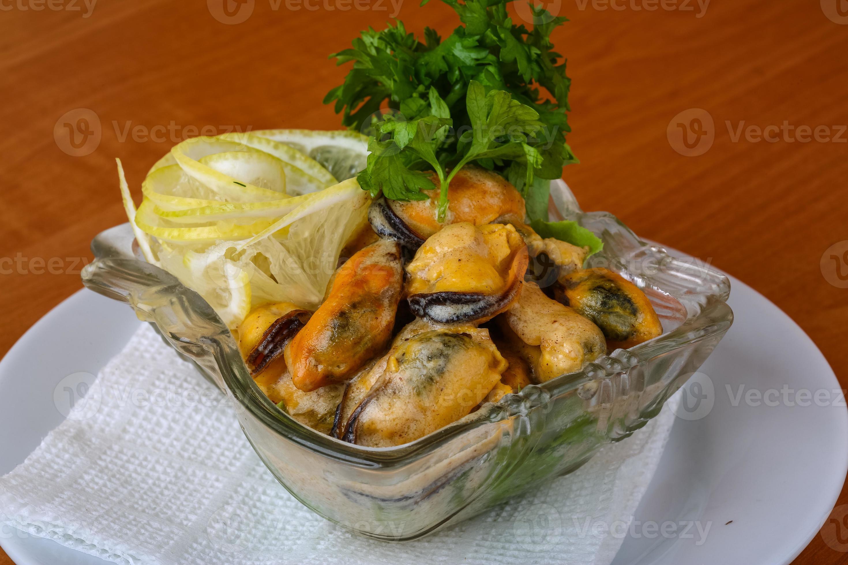 Mussels in butter sauce 8504295 Stock Photo at Vecteezy