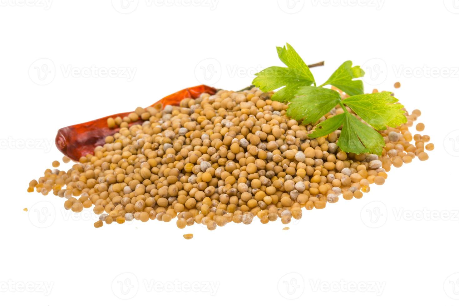 semillas de mostaza en blanco foto
