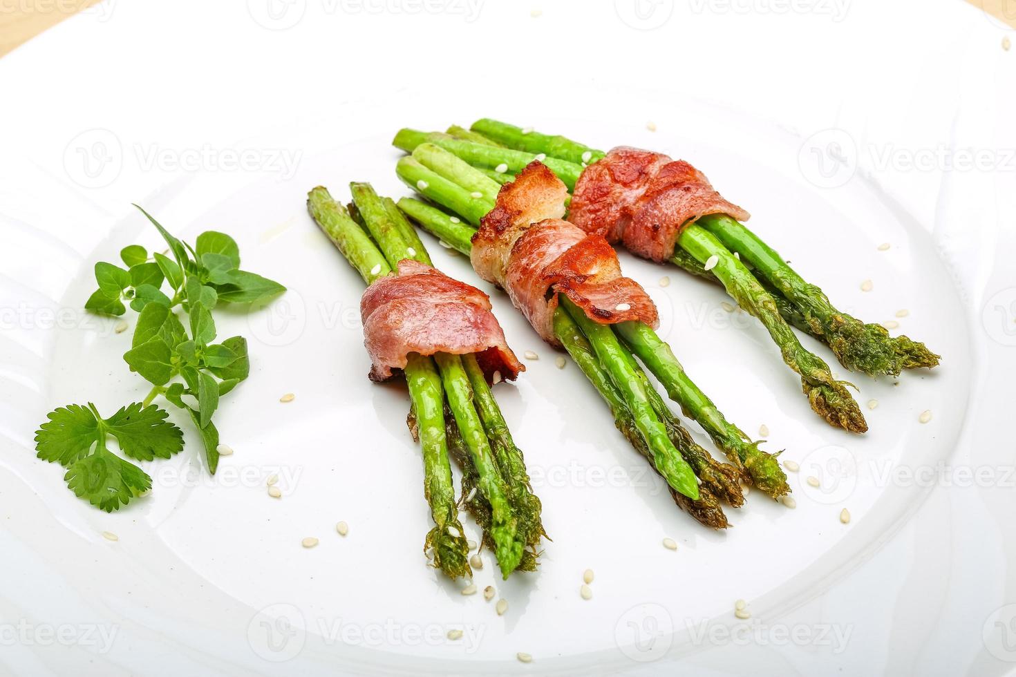 Grilled asparagus with bacon photo