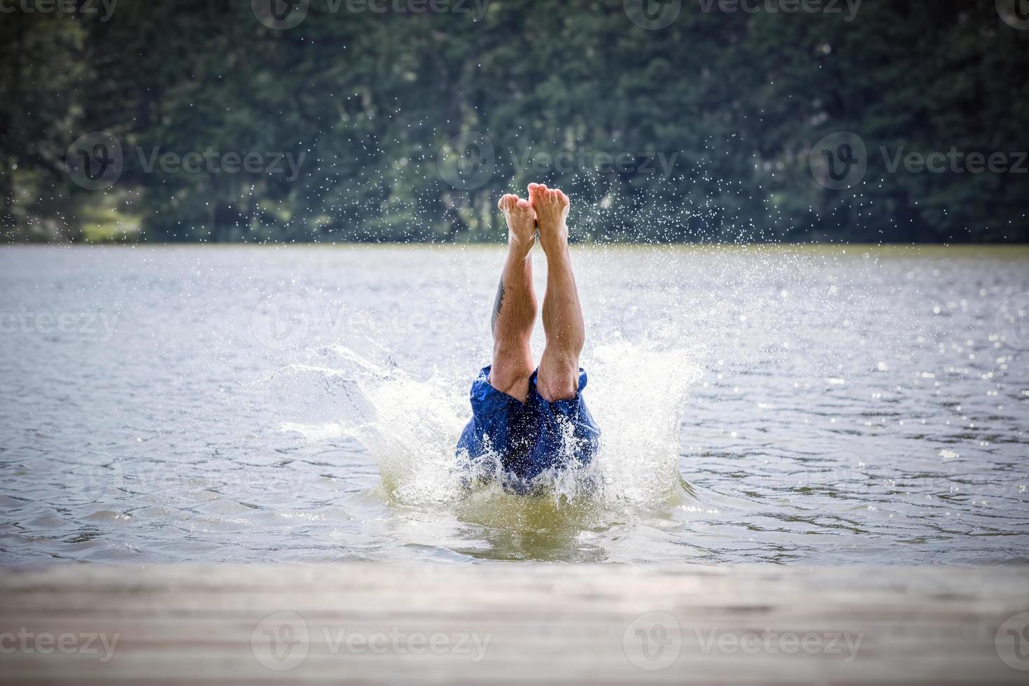 joven buceando en un lago. foto