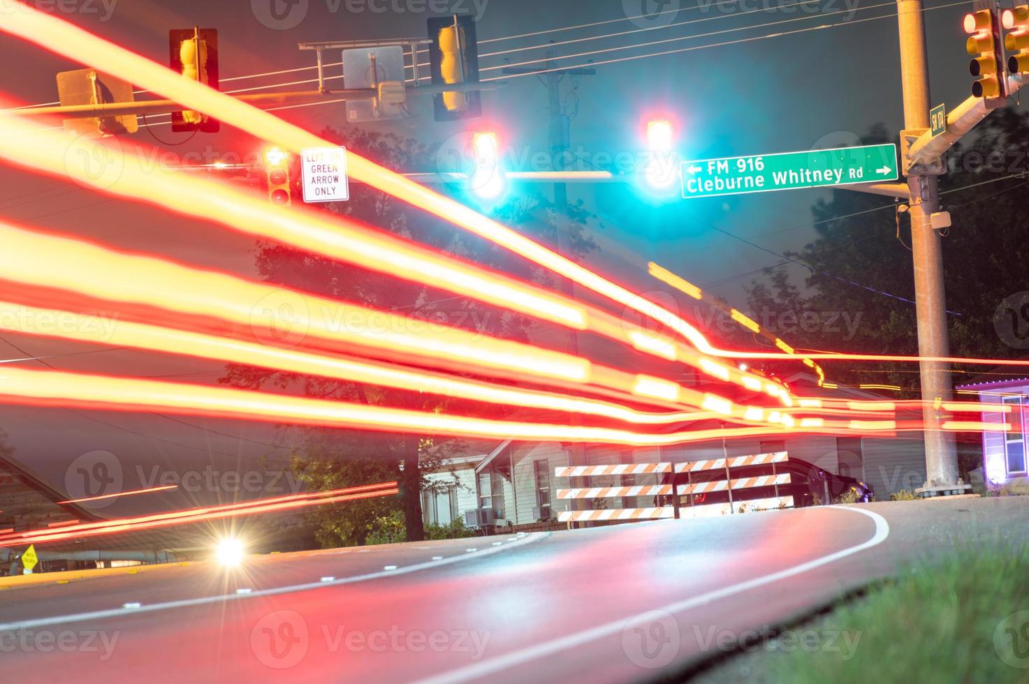 luces por todas partes en la noche foto