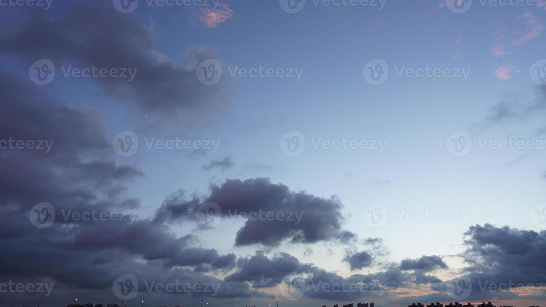 la vista panorámica del cielo del atardecer con las nubes de colores en el cielo foto