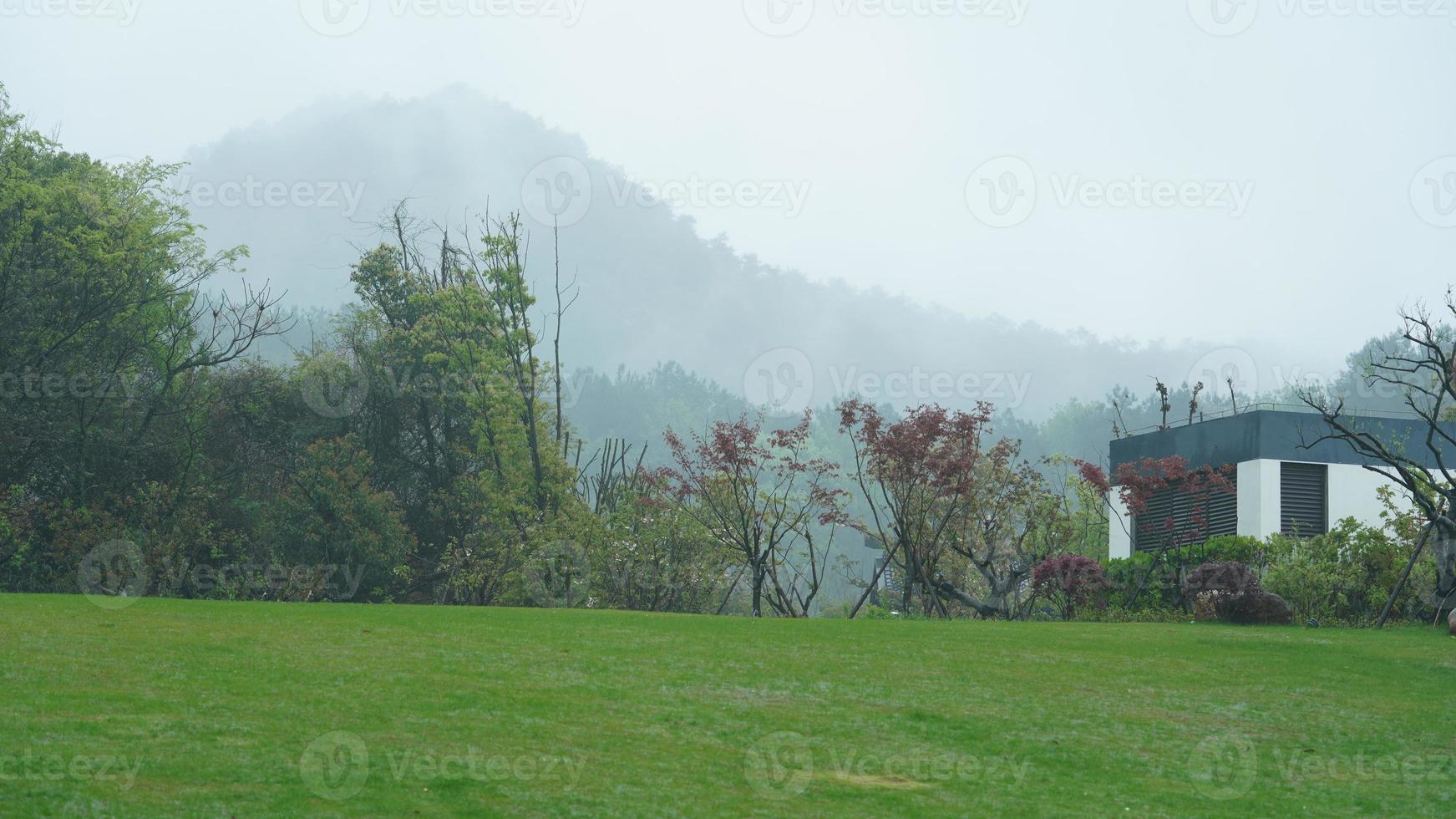 la hermosa vista del pueblo rural chino con los antiguos edificios tradicionales rodeados por el entorno natural foto