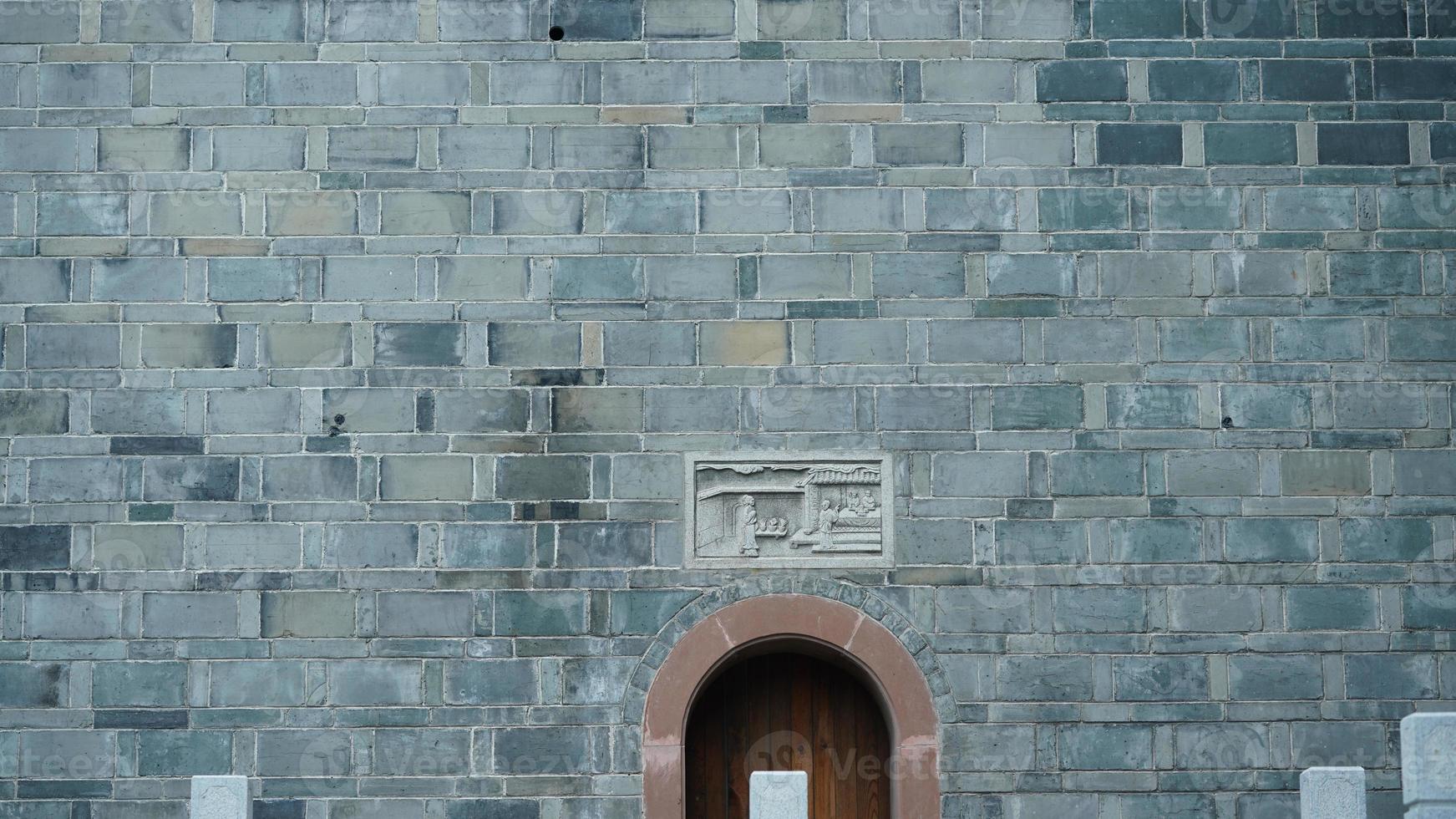 las antiguas arquitecturas chinas hechas por los ladrillos y decoradas con la escultura de ladrillo foto
