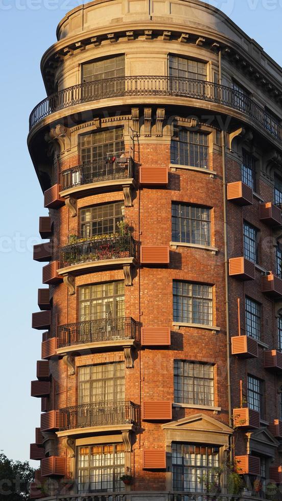 la hermosa vista de los edificios antiguos ubicados en shanghai bajo la cálida luz del sol en otoño foto