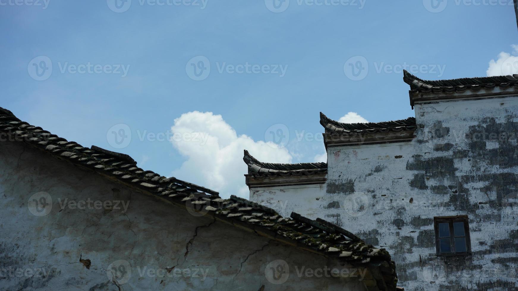 la hermosa vista del pueblo rural chino con los antiguos edificios tradicionales rodeados por el entorno natural foto