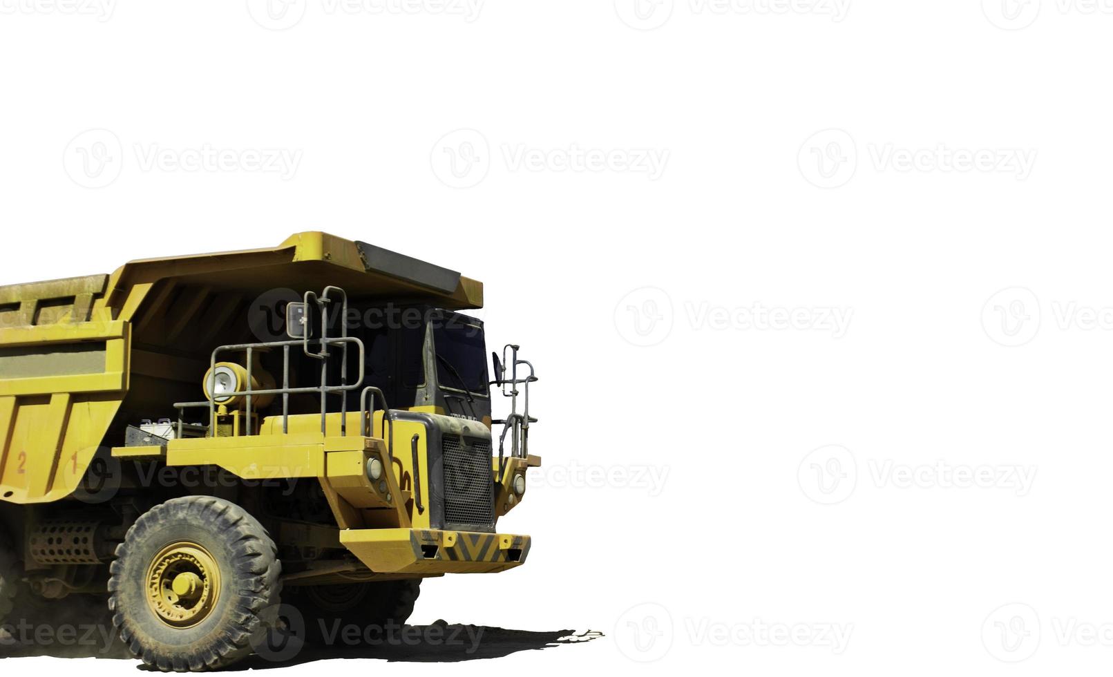 Camión pesado industrial de minería de volquete amarillo, aislado en el fondo blanco con camino de recorte. foto