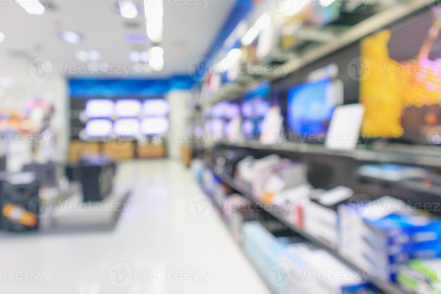 Los grandes almacenes electrónicos muestran televisión y electrodomésticos con fondo borroso de luz bokeh foto